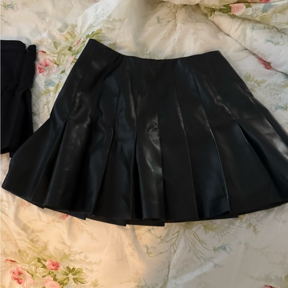 Alice and Olivia black Carter skirt size 4 - Picture 2 of 2